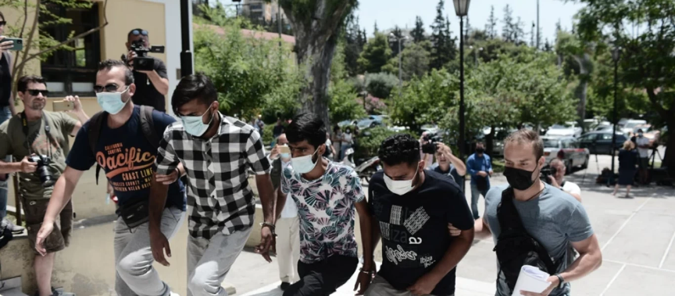 Αυτοί είναι οι τρεις Πακιστανοί που βίασαν την έγκυο γυναίκα στον Άγιο Παντελεήμονα - Οδηγήθηκαν στον εισαγγελέα (φώτο)